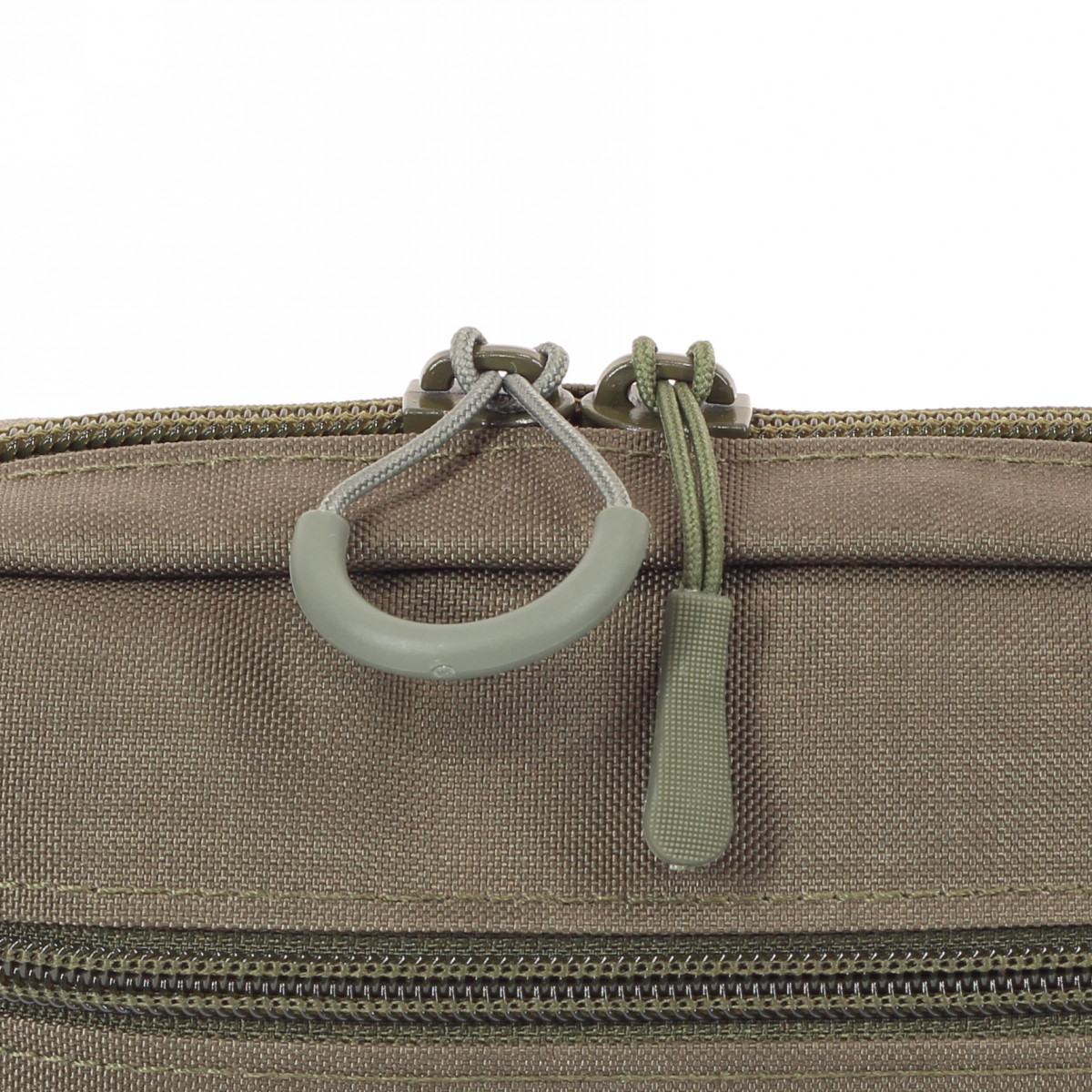 Hüfttasche subcompact Oliv – Unterschiedliche Ziehhilfen für einen schnellen Zugriff in Notsituationen