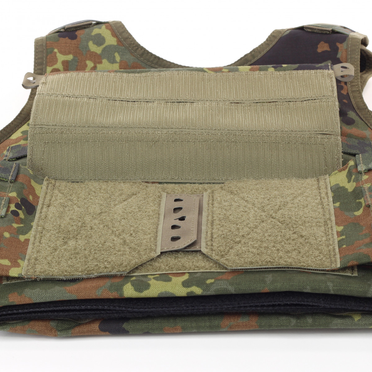 Der ARES hat Patchfläche und Molle Schlaufen auf der Vorderseite sowie eine Kangaroo Pouch.