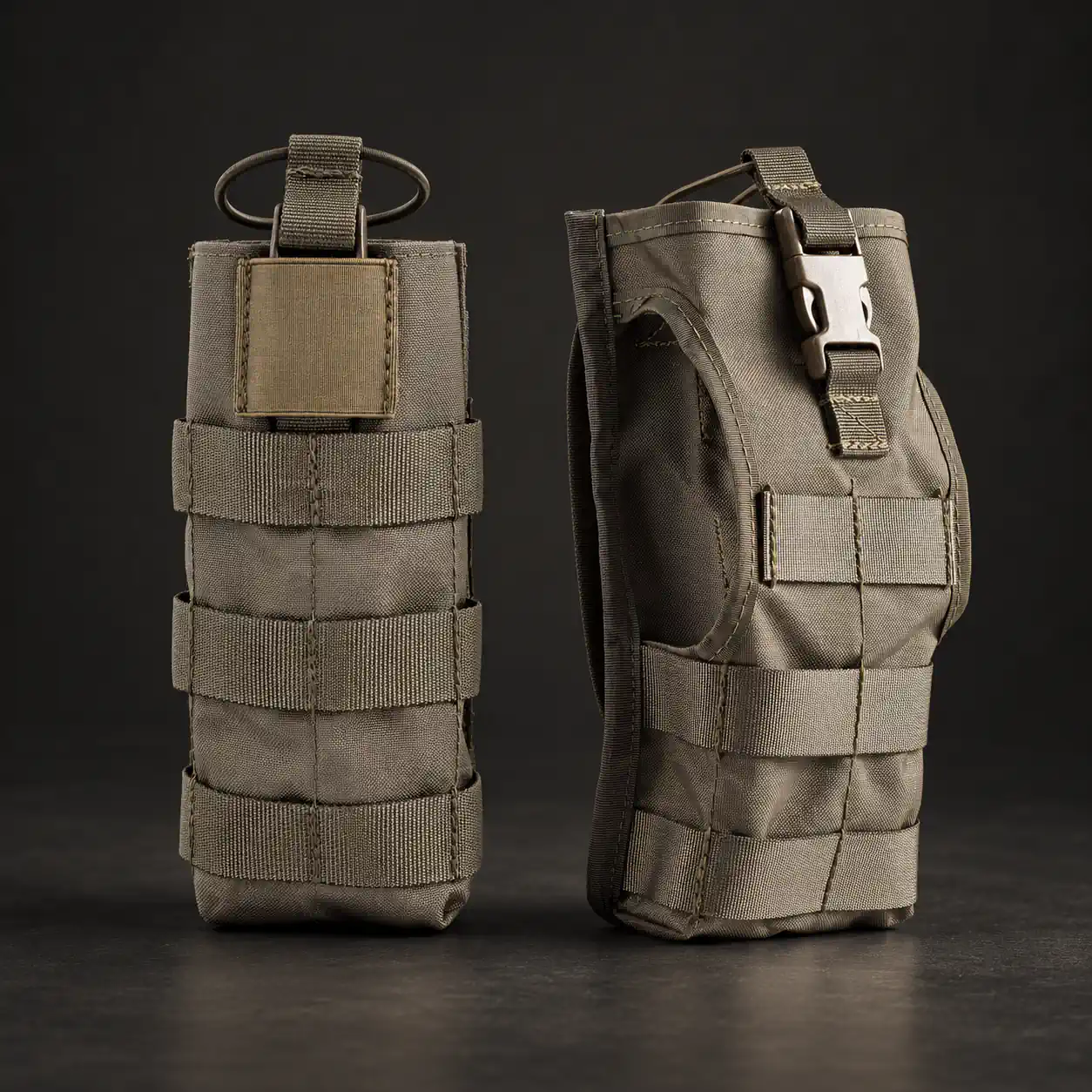 Künstlich erzeugter Inhalt: Funkgerätetasche MBITR (links) und SEM 52 (rechts) in Steingrau-oliv Künstlich erzeugter Inhalt: Funkgerätetasche MBITR (links) und SEM 52 (rechts) in Steingrau-oliv vor dunklem Hintergrund