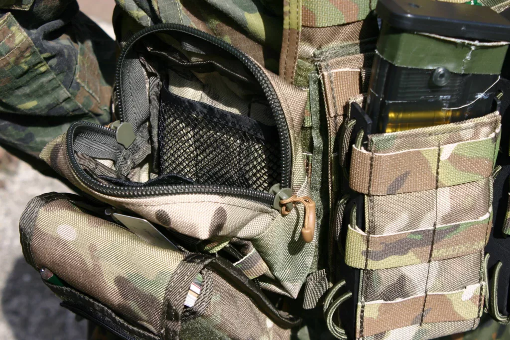 Über Molle Schlaufen kann die Tasche an Ausrüstung befestigt werden