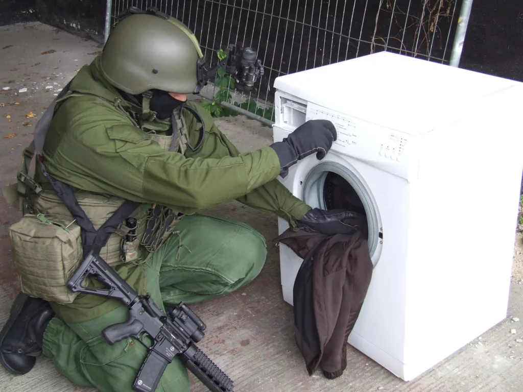 Soldat wäscht mit Waschmaschine