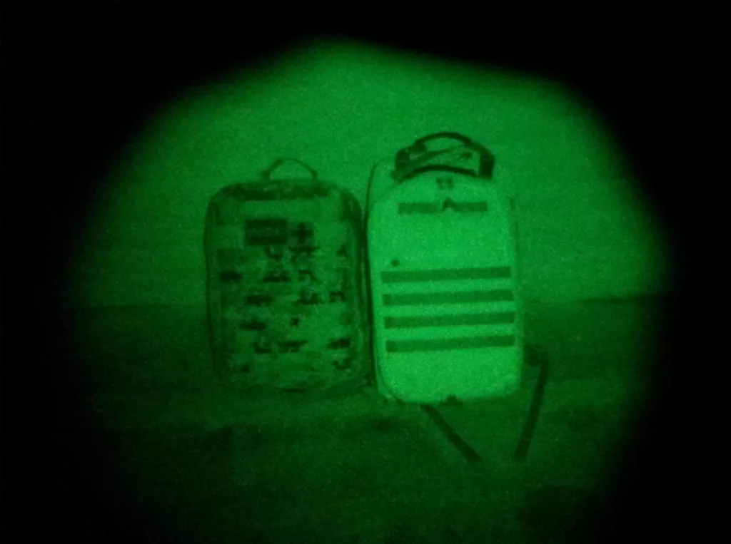 zwei Rucksäcke mit Nachtsichtgerät betrachtet