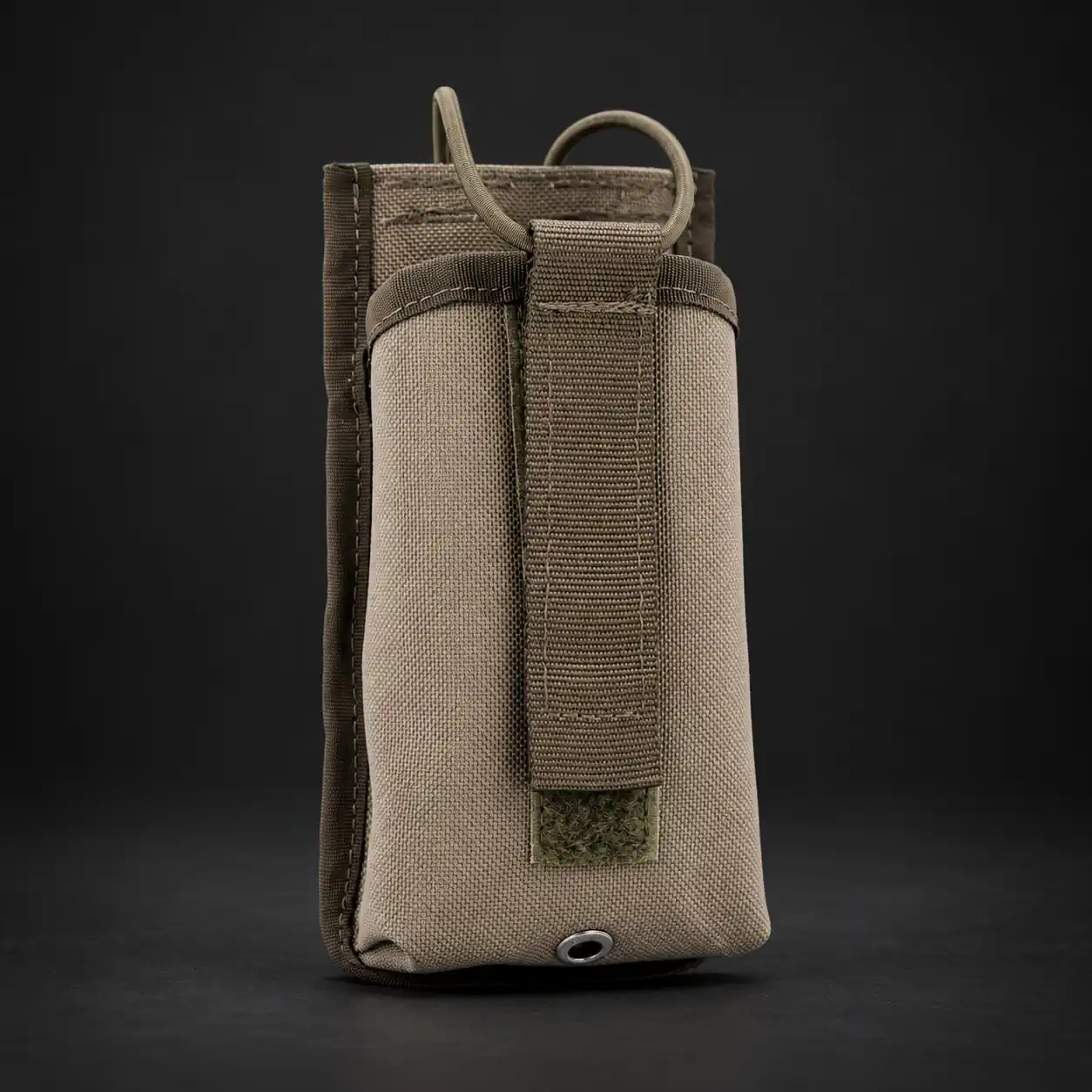 Künstlich erzeugter Inhalt: Funkgerätetasche Midi in Steingrau-oliv Künstlich erzeugter Inhalt: Funkgerätetasche Midi in Steingrau-oliv dunklem Hintergrund