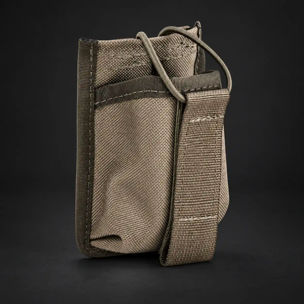 Künstlich erzeugter Inhalt: Funkgerätetasche Mini in Steingrau-oliv Künstlich erzeugter Inhalt: Funkgerätetasche Mini in Steingrau-oliv vor dunklem Hintergrund
