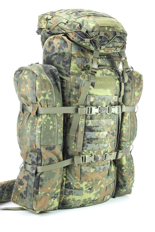 Der Zentauron Rucksack Sentinel in Flecktarn mit montierten Seitentaschen