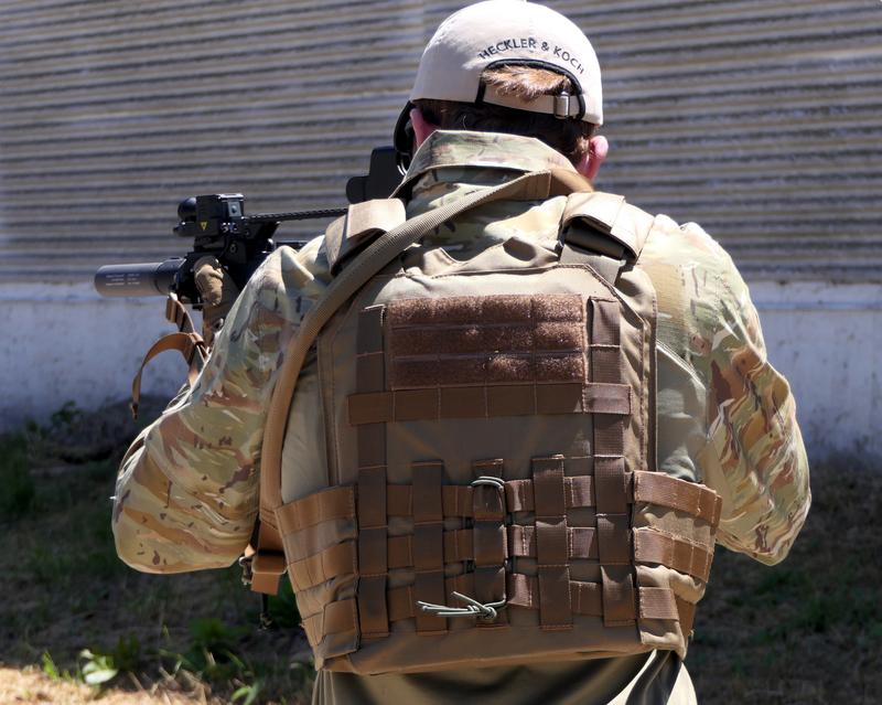 Zentauron rifle sling attached to the rifle with the plate carrier Vulcan