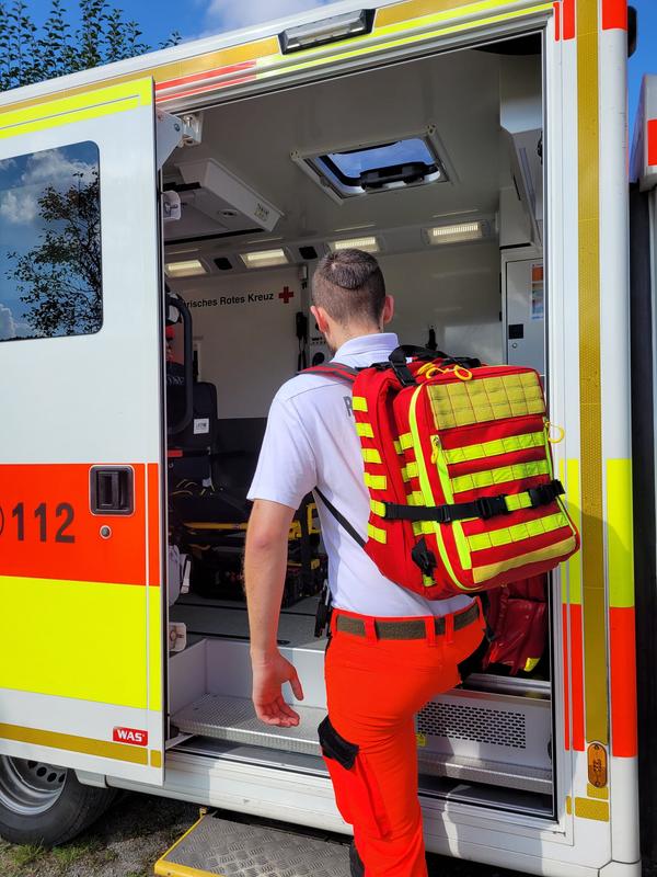 Sanitäter vor RTW mit HVO und Clip on Medic Rucksack