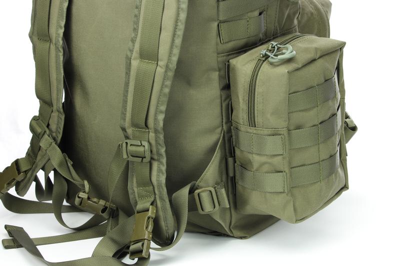 La bolsa con cremallera M de Zentauron se une a la Zentauron Einsatzrucksack Standard con la ayuda del PALS.