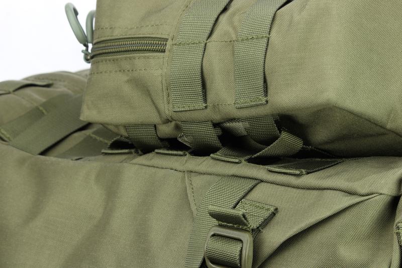 Die Tasche ist mit Hilfe des PAL-Systems vollständig mit dem Rucksack verbunden