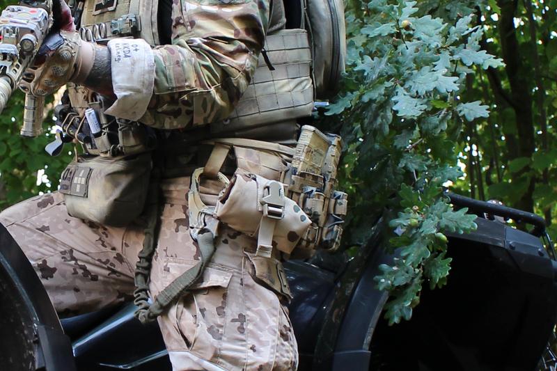 Portacargador de extracción rápida M4 Duo fijado al equipo mediante MOLLE.